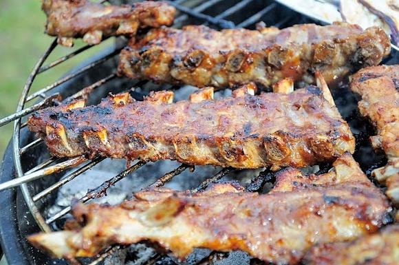 Piwne żeberka pieczone na grillu w śliwkowej glazurze