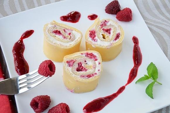 Omlet z kremem mascarpone i malinami
