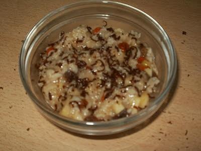 Owsianka śniadaniowa z czekoladą i jagodami goji