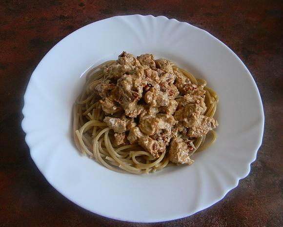 Razowe spaghetti z kremowym sosem i suszonymi pomidorami