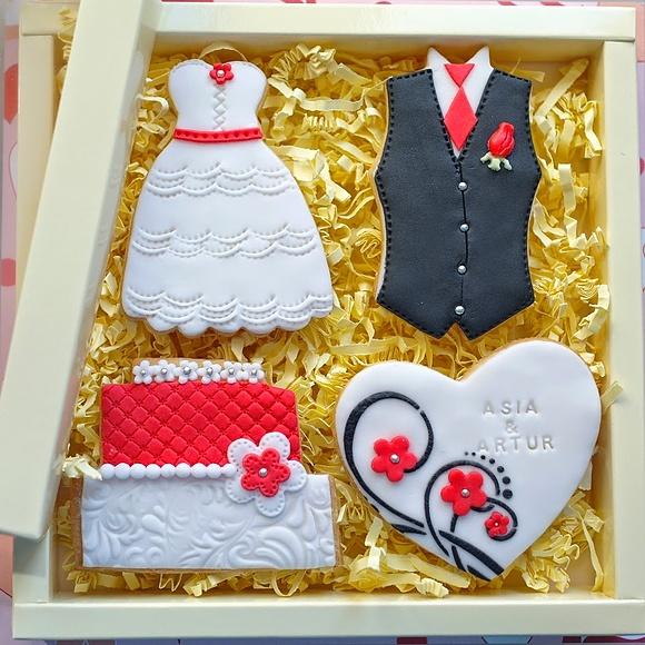 Personalizowany zestaw ślubnych ciastek jako upominek dla młodej pary