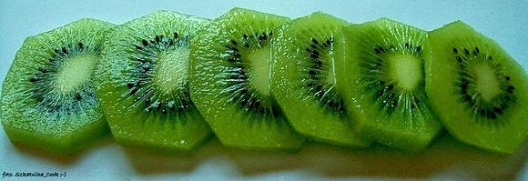 Wojna z mikrobami koktajl z kiwi, pomarańczy, bananów i pietruszki