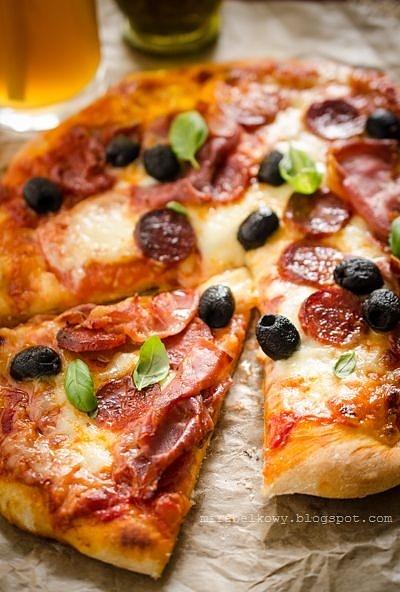 Pizza z chorizo i oliwkami
