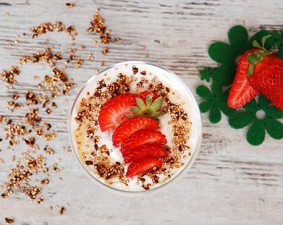 Jogurt grecki z quinoa, siemieniem lnianym i truskawkami