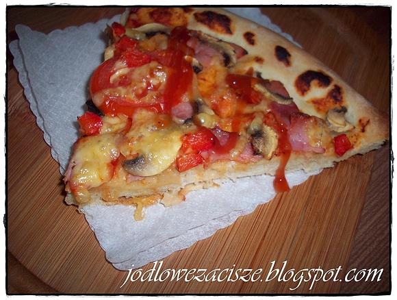 Pizza z szynką, serem i pieczarkami