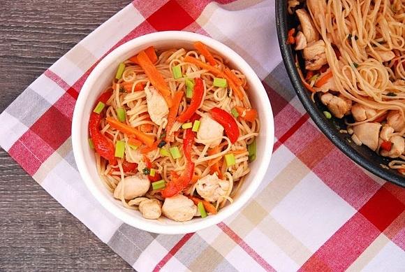 Chow mein z kurczakiem i warzywami
