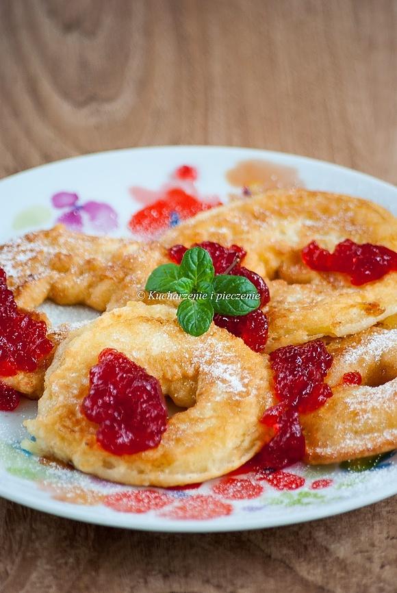 Smażone jabłka w cieście kokosowym