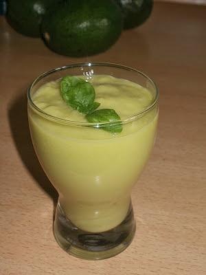 Smoothie z awokado i ananasa