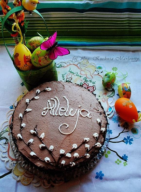 Torcik wielkanocny z serkami mascarpone, borówkami i wiśniami