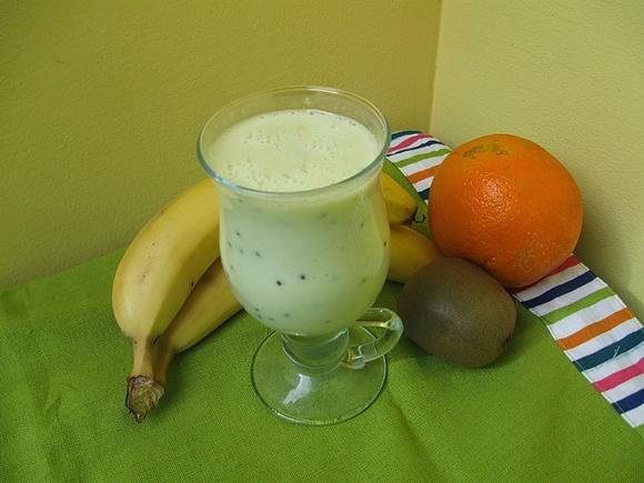 Koktajl z banana i kiwi z sokiem pomarańczowym