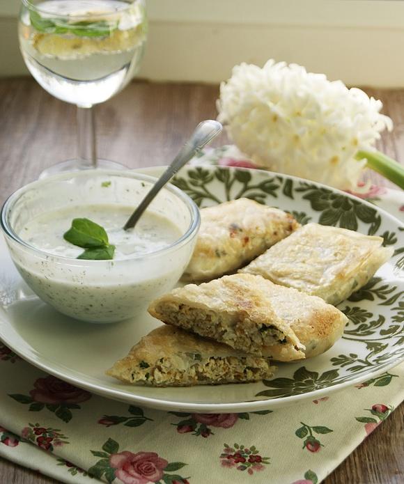 Pierożki z kurczakiem w papierze ryżowym z sosem miętowym