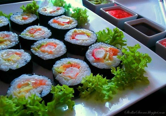 Sushi futomaki z czaszą warzywami i owocami morza