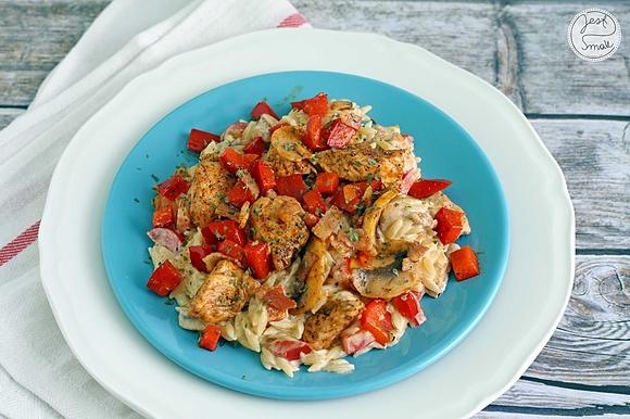 Makaron orzo z kurczakiem i papryką w sosie śmietanowym