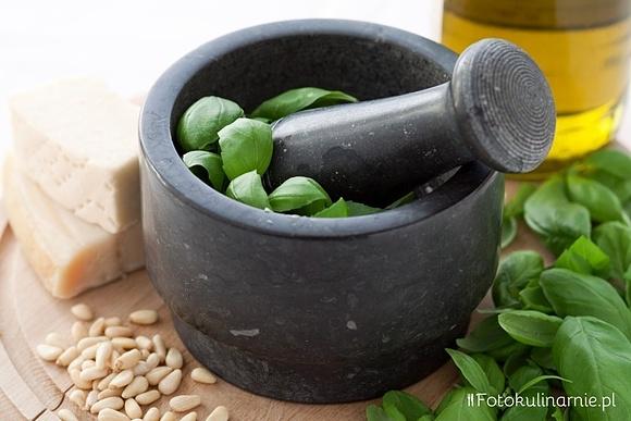 Pesto alla Genovese - włoski zielony sos z bazylii i parmezanu