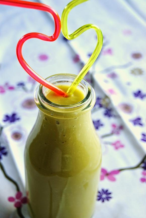 Zielone smoothie z awokado i pomarańczy, zdrowy napój