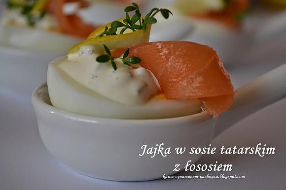 Jajka w sosie tatarskim z łososiem na śniadanie wielkanocne