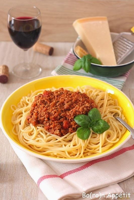 Spaghetti Bolognese klasyczny z mięsnym sosem i przyprawami
