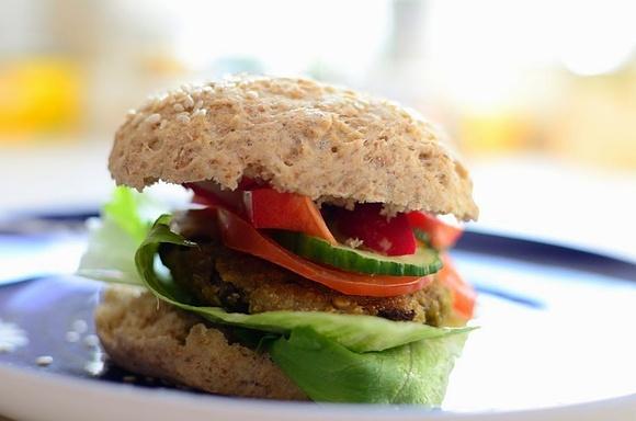 Burgery z soczewicy na pełnoziarnistych bułkach