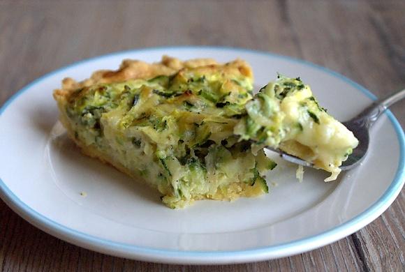 Tarta z cukinią i serem pleśniowym