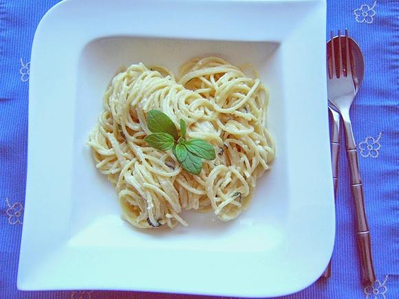 Spaghetti serowo-śmietanowe z białym winem