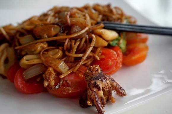 Chow Mein z owocami morza
