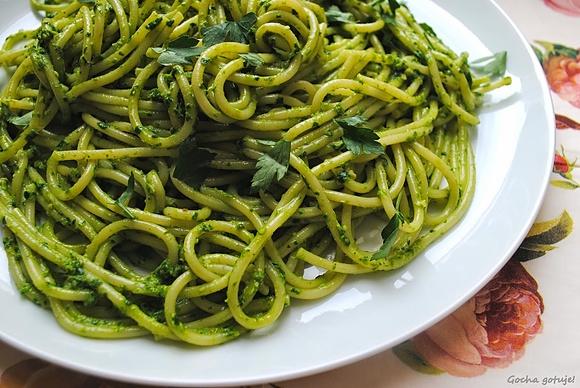 Spaghetti z pesto z natki pietruszki