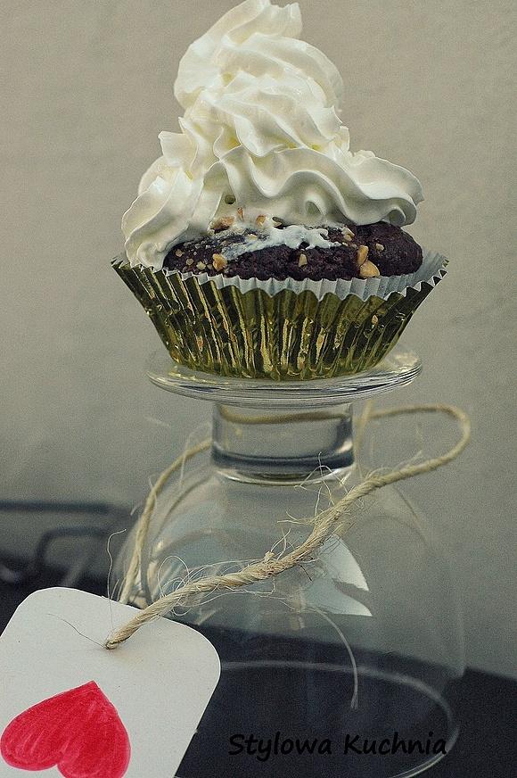 Czekoladowe muffinki z bitą śmietaną