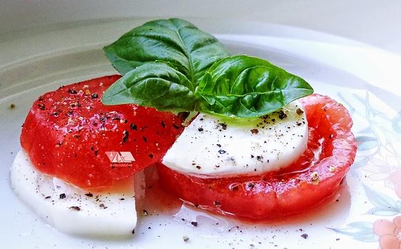 Caprese - włoska flaga na talerzu
