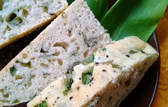 Focaccia z czosnkiem niedźwiedzim