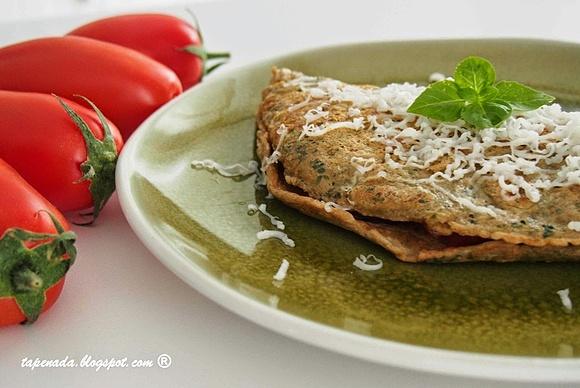 Bazyliowy omlet z pomidorami i kozim serem