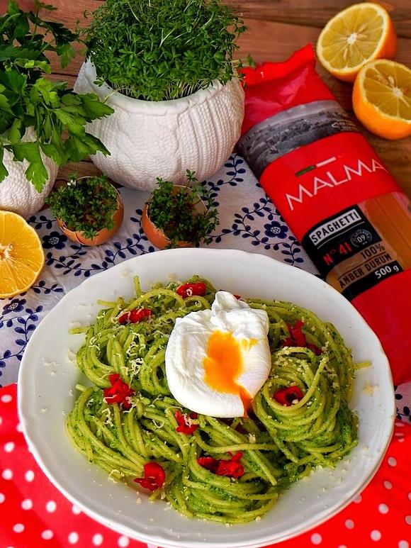 Spaghetti z pesto z rzeżuchy i jajkiem w koszulce