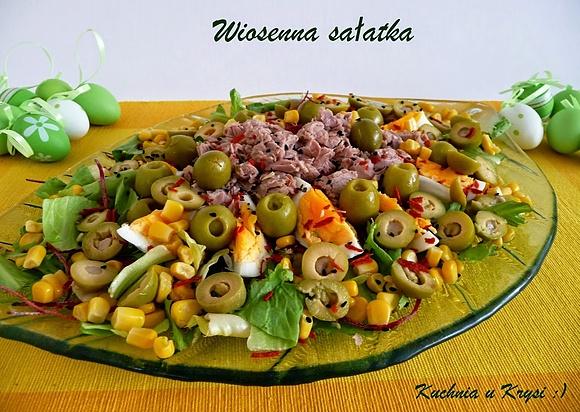 Wiosenna sałatka z tuńczykiem i oliwkami