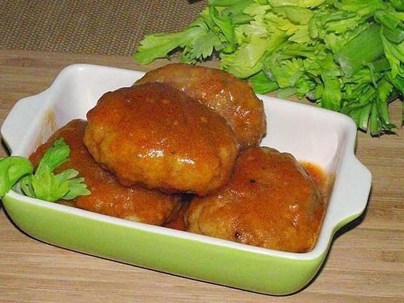 Wieprzowe kotleciki z kaszą pęczak w sosie pomidorowym
