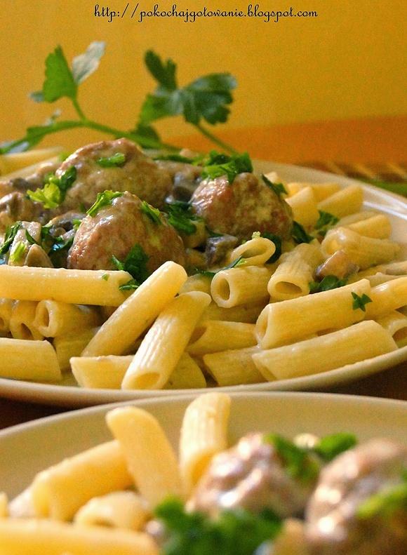 Makaron w sosie serowo-pieczarkowym z klopsikami