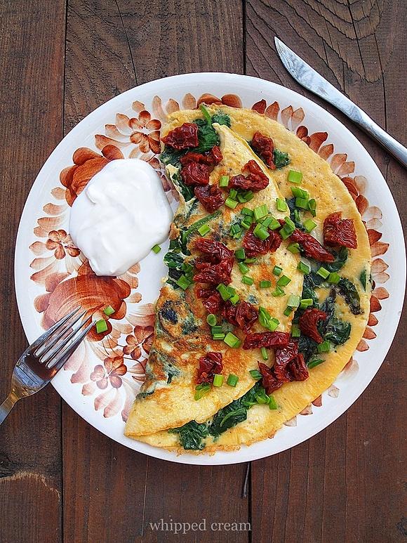 Omlet ze szpinakiem i suszonymi pomidorami