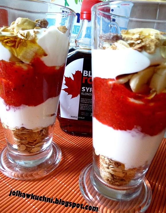 Deser bananowo-truskawkowy z muesli