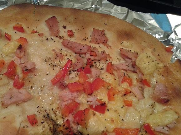 Prosta domowa pizza z dodatkami według uznania