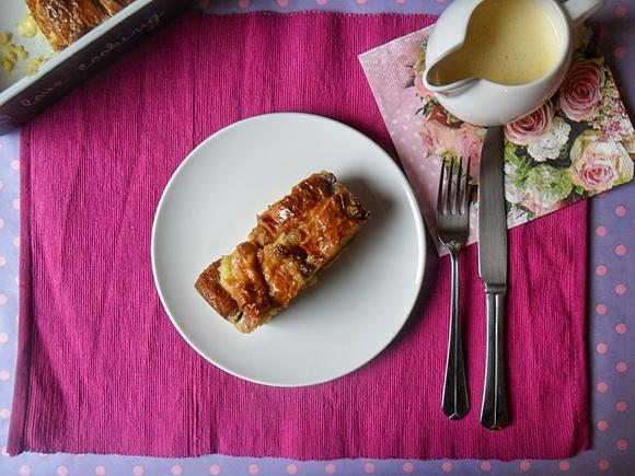 Bread and butter pudding z bailey`s i sosem angielskim
