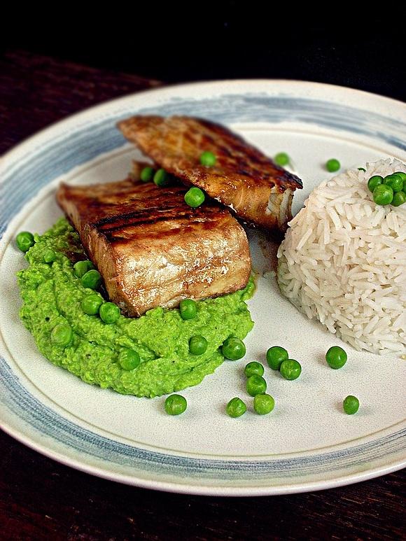 Dorsz w azjatyckiej marynacie z puree z groszku