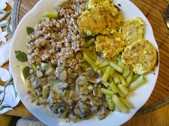 Placki tofu z sosem pieczarkowym