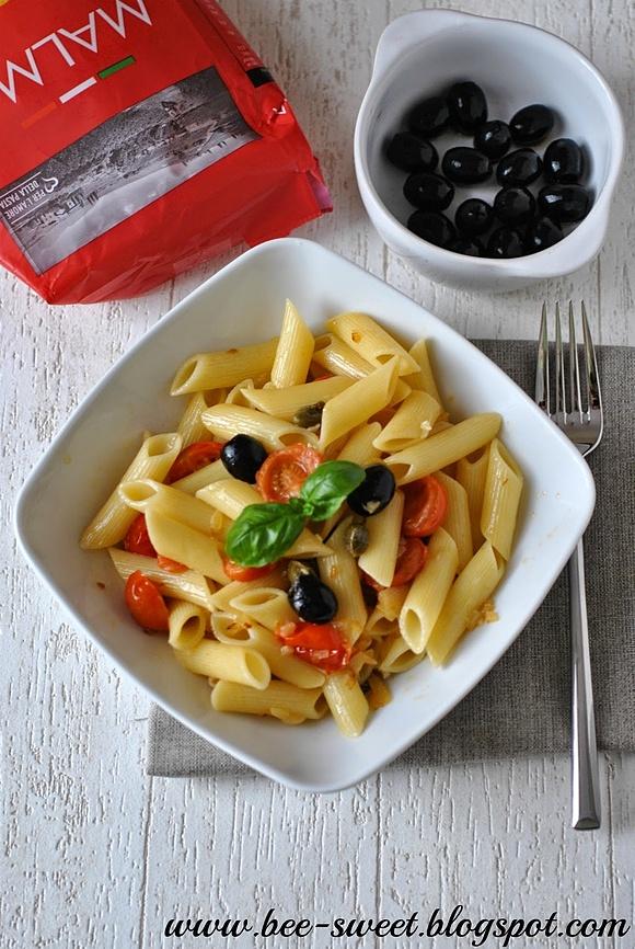 Penne alla pirata z oliwkami i kaparami