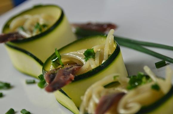 Spaghetti w gniazdach cukinii z aromatycznym anchois