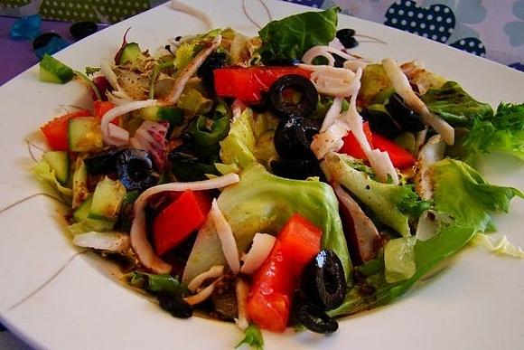 Mix sałat z dodatkami i sosem z octu balsamicznego