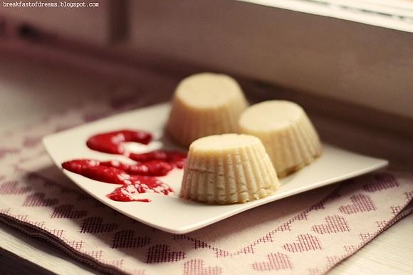 Waniliowy pudding z kaszki orkiszowej z musem malinowym