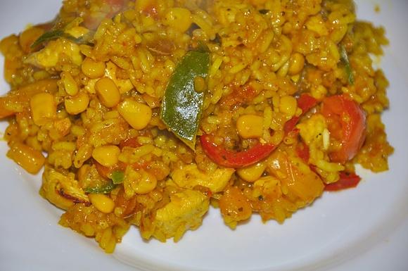Paella z kurczakiem i orzeszkami ziemnymi