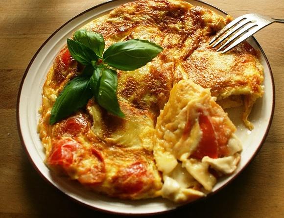 Ziemniaczana tortilla z pomidorami i serem
