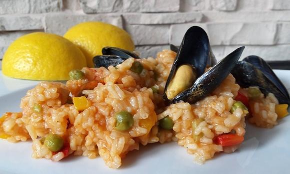 Morska paella na polskim stole