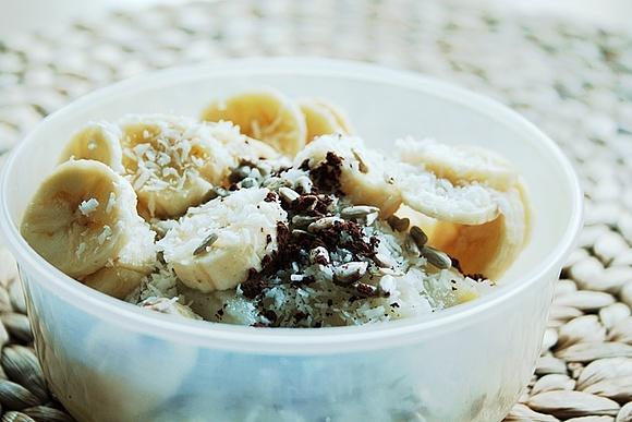 Kasza manna do szkoły z bananem i wiórkami kokosowymi