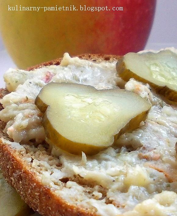 Zdrowy smalec z fasoli z cebulą i jabłkiem