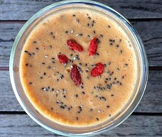 Kokos i chia smoothie z bananem i goji
